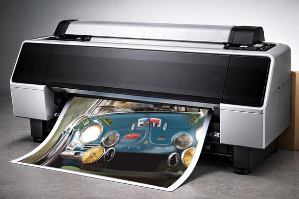 Proceso de Obra Automotriz y Prints · Notas de Estudio Composición fotográfica mostrando una impresora profesional de gran formato trabajando y varias láminas terminadas de arte automotriz. Miniatura visual para el artículo sobre el proceso técnico, prints y herramientas de pintura digital como Procreate y Ado