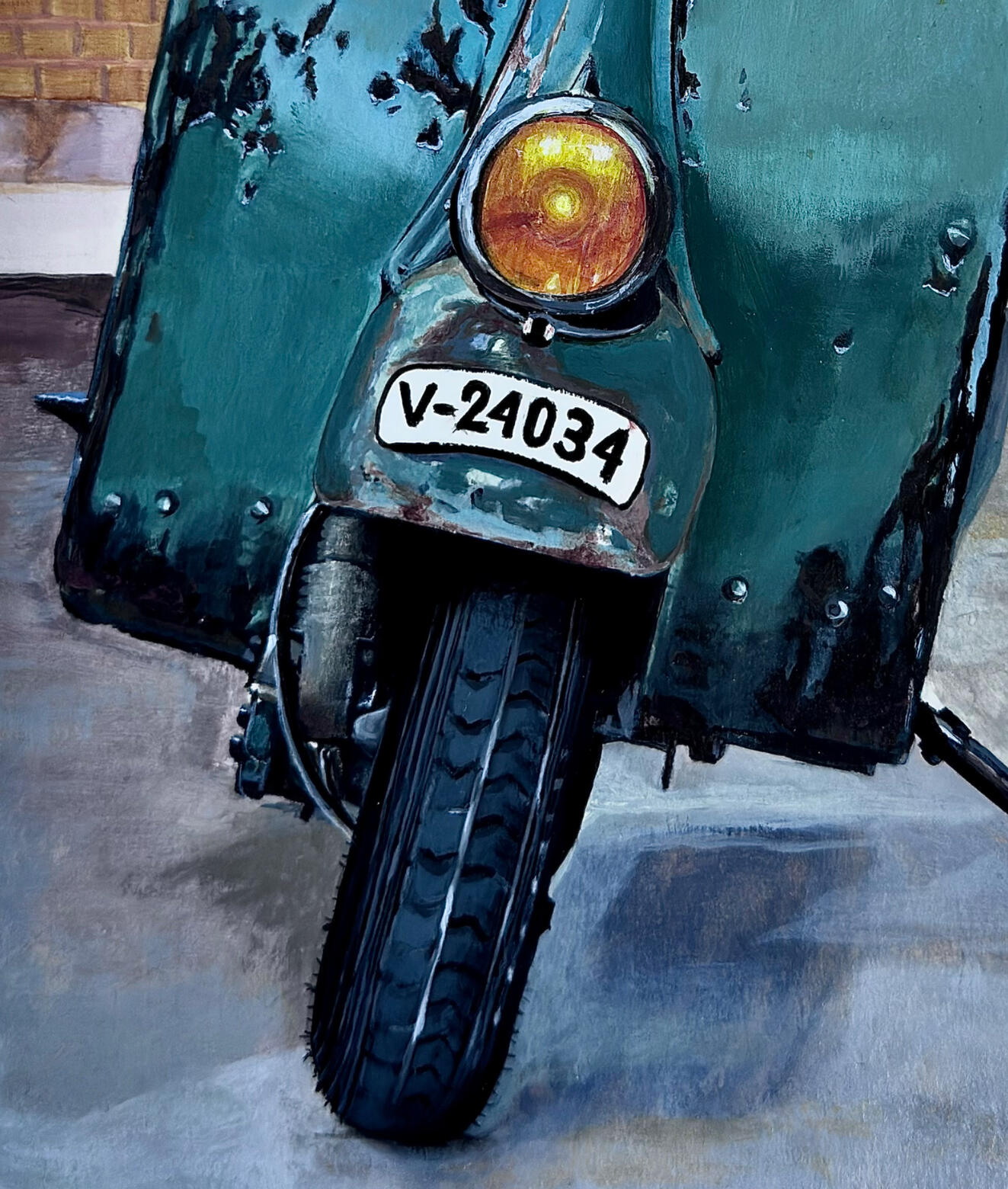 Pintura original de una clásica motocicleta Vespa Faro Basso de los años 50 con pátina turquesa. Arte motociclista mostrando el desgaste estético, el icónico faro en el guardabarros y una matrícula vintage en una callejuela clásica.