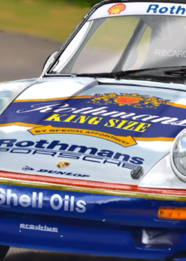 Pintura digital de un clásico Porsche 911 de rally con la icónica decoración de Rothmans en acción, obra artística de Isaac Núñez, edición limitada fine art