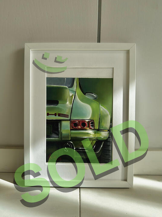 PORSCHE 953 SRS – pintura automotriz de Isaac Núñez Arte automotriz inspirado en el Porsche 356 RSR de Emory Motorsports, donde lo clásico se encuentra con la ingeniería contemporánea. Cultura restmod Mecánica expuesta, tensión visual. Técnica: acrílico sobre lienzo · Formato: 500 × 700 mm